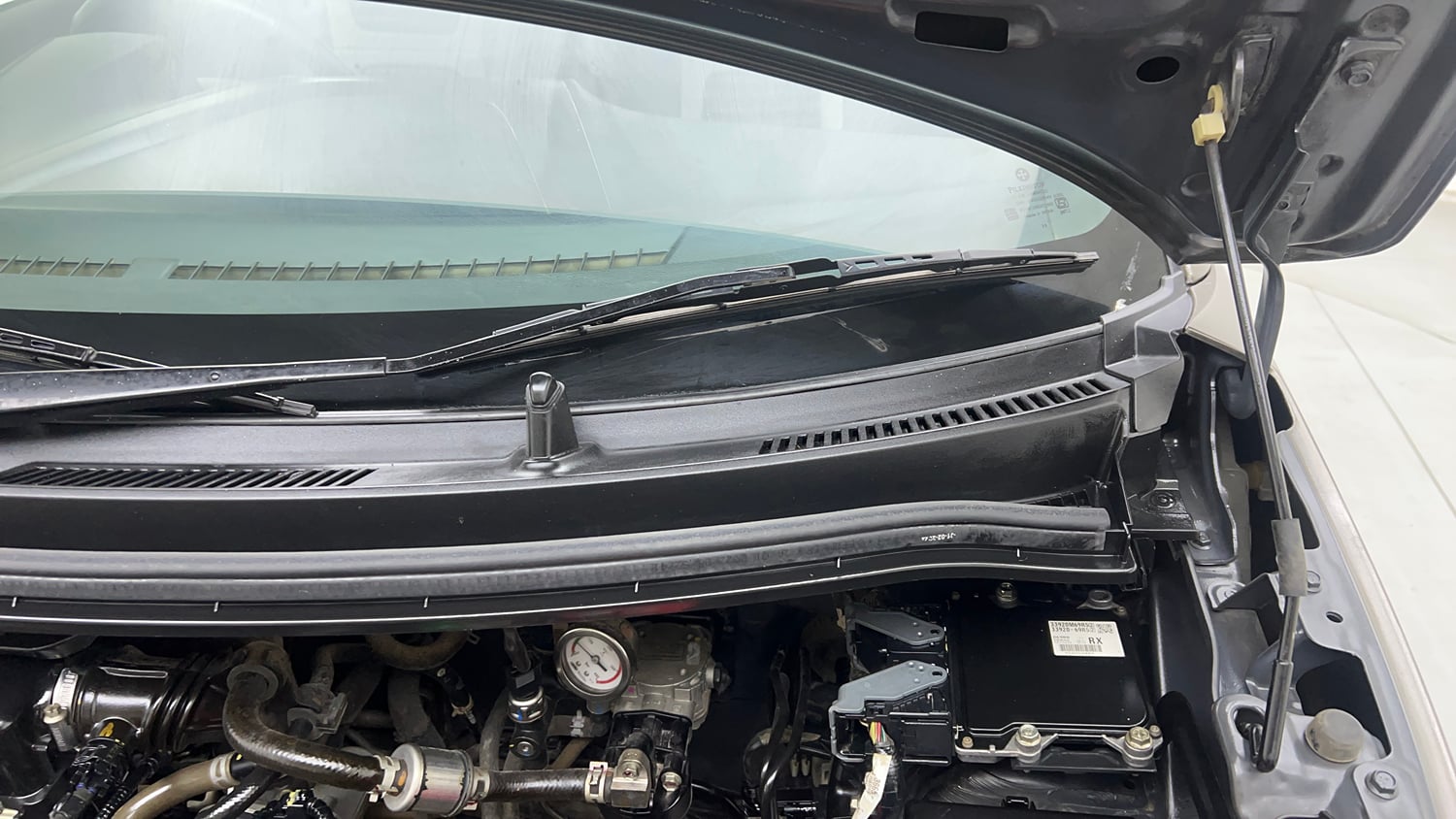 Used 2022 Maruti Suzuki Wagon R LXi (O) 1.0 CNG Cng Manual engine ENGINE LEFT SIDE HINGE & APRON VIEW