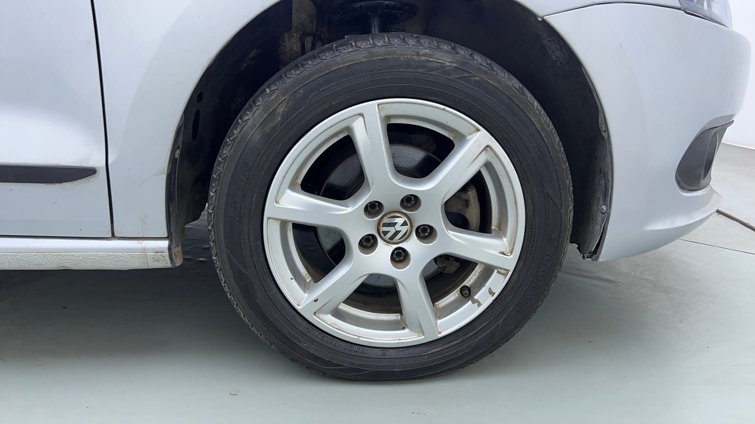Used 2014 Volkswagen Vento Highline Petrol Petrol Manual tyres RIGHT FRONT TYRE RIM VIEW