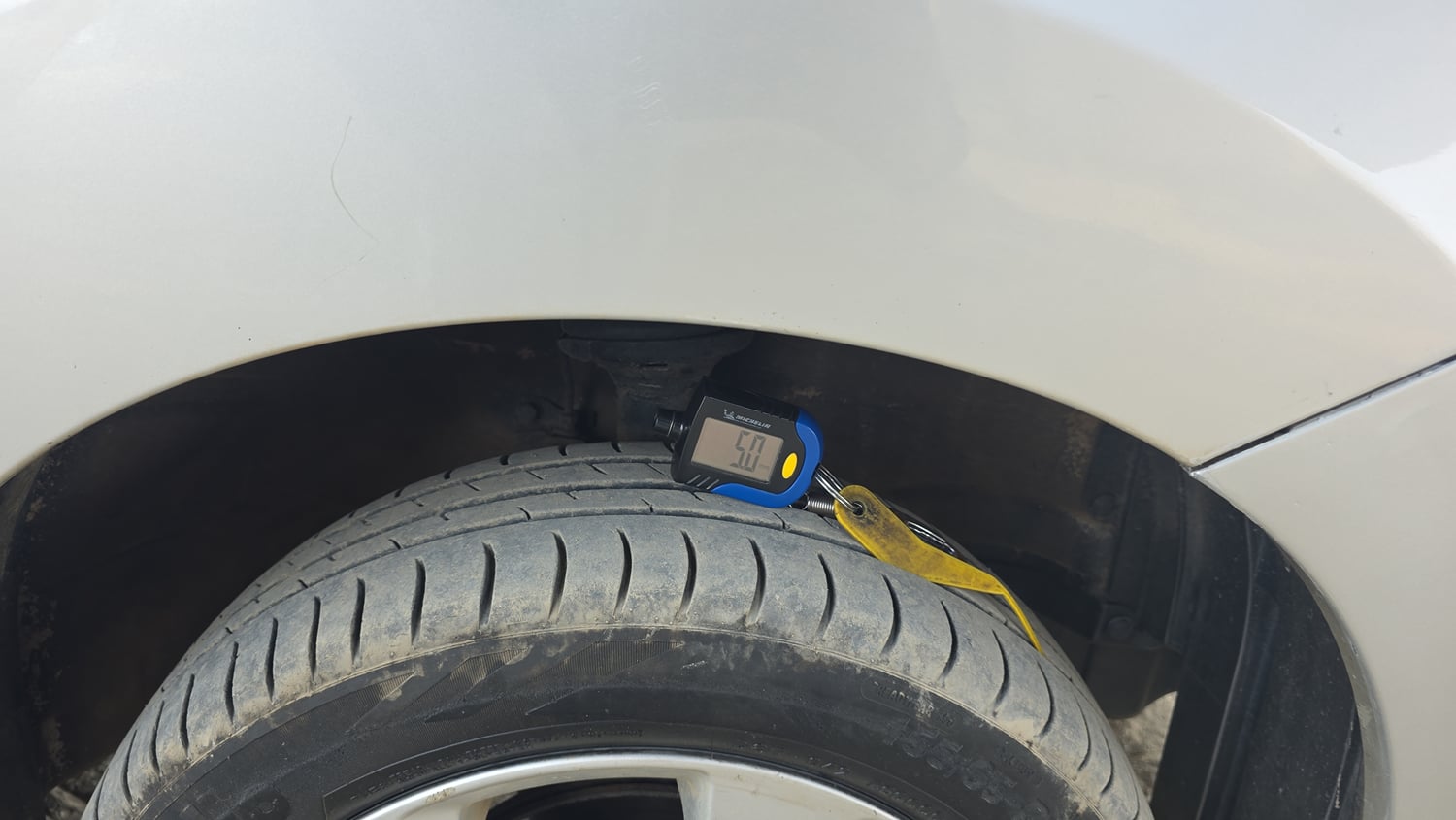 Used 2015 Maruti Suzuki Wagon R VXI Petrol Manual tyres RIGHT FRONT TYRE TREAD VIEW