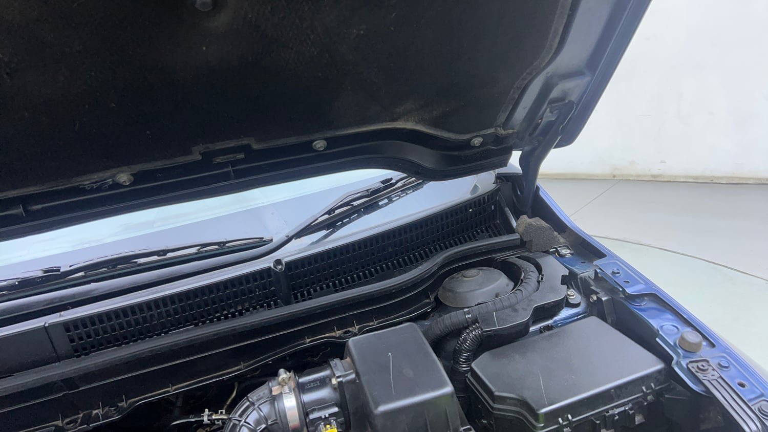 Used 2018 Maruti Suzuki S-Cross Zeta 1.3 Diesel Manual engine ENGINE LEFT SIDE HINGE & APRON VIEW