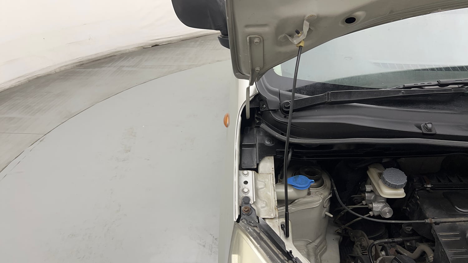 Used 2013 Maruti Suzuki Wagon R LXI Petrol Manual engine ENGINE RIGHT SIDE HINGE & APRON VIEW