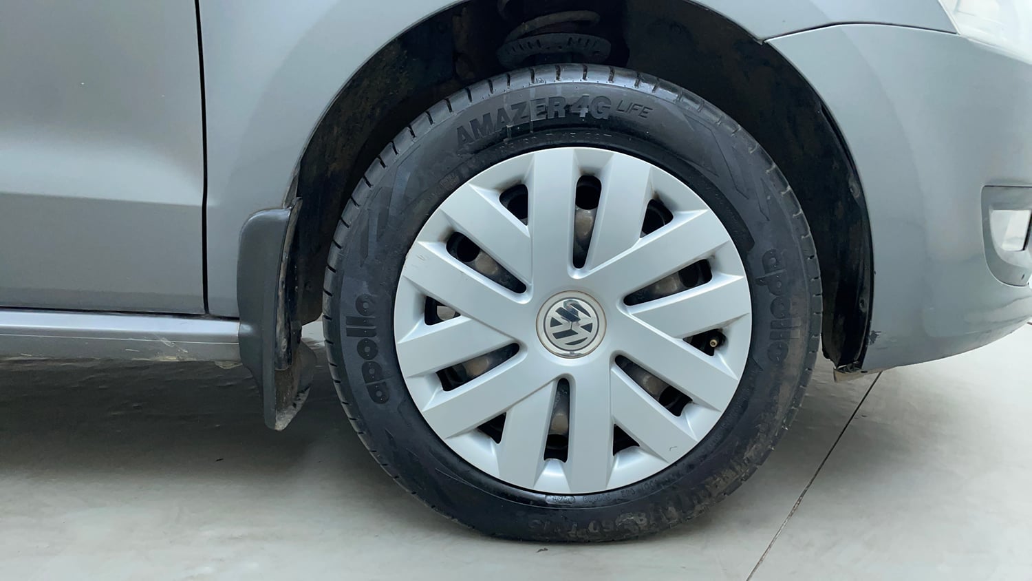 Used 2014 Volkswagen Polo Comfortline 1.2L (P) Petrol Manual tyres RIGHT FRONT TYRE RIM VIEW
