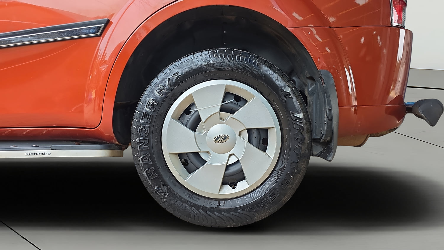 Used 2017 Mahindra XUV500 W4 Diesel Manual tyres LEFT REAR TYRE RIM VIEW