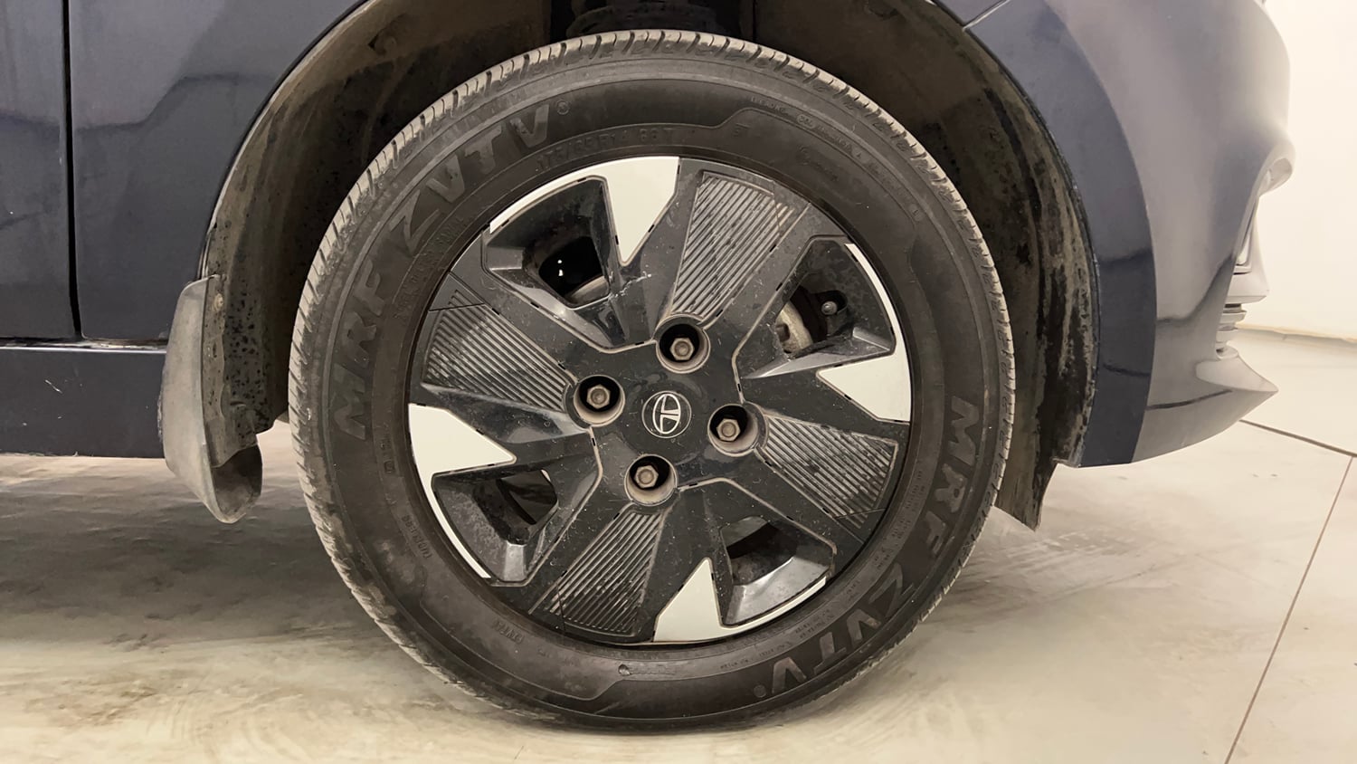 Used 2025 Tata Tiago XTA Petrol Automatic tyres RIGHT FRONT TYRE RIM VIEW
