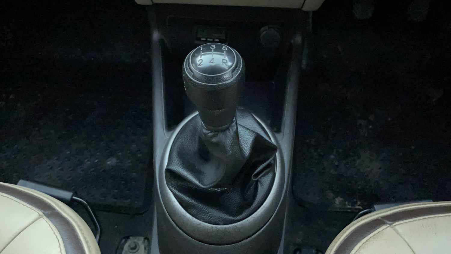 Used 2013 Hyundai i20 Magna (O) 1.2 Petrol Manual interior GEAR  KNOB VIEW