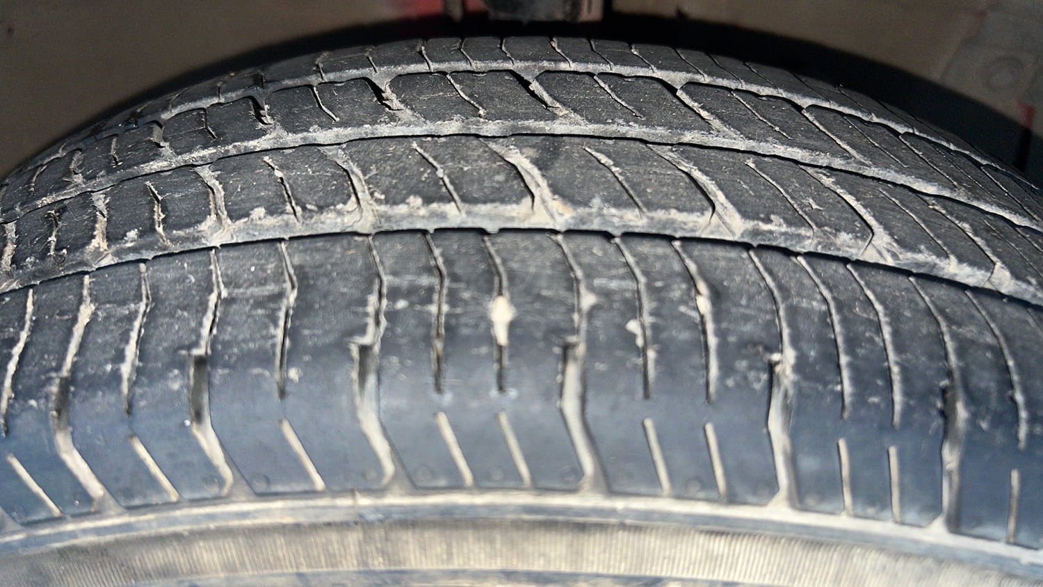 Used 2014 Maruti Suzuki Swift VXi Petrol Manual tyres RIGHT FRONT TYRE TREAD VIEW