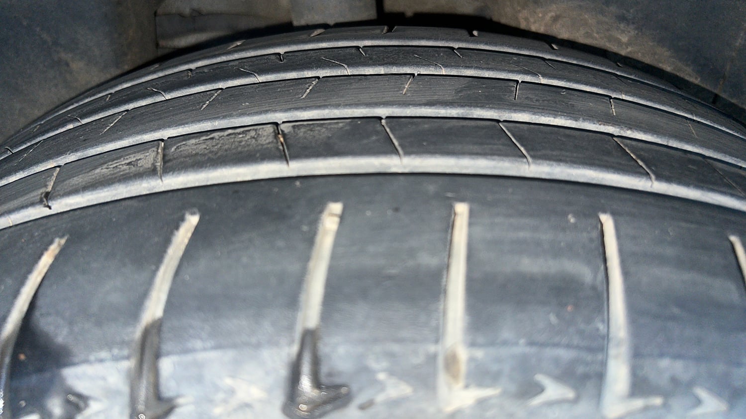 Used 2022 Jeep Meridian Limited (O) 4X2 AT Diesel Automatic tyres RIGHT REAR TYRE TREAD VIEW