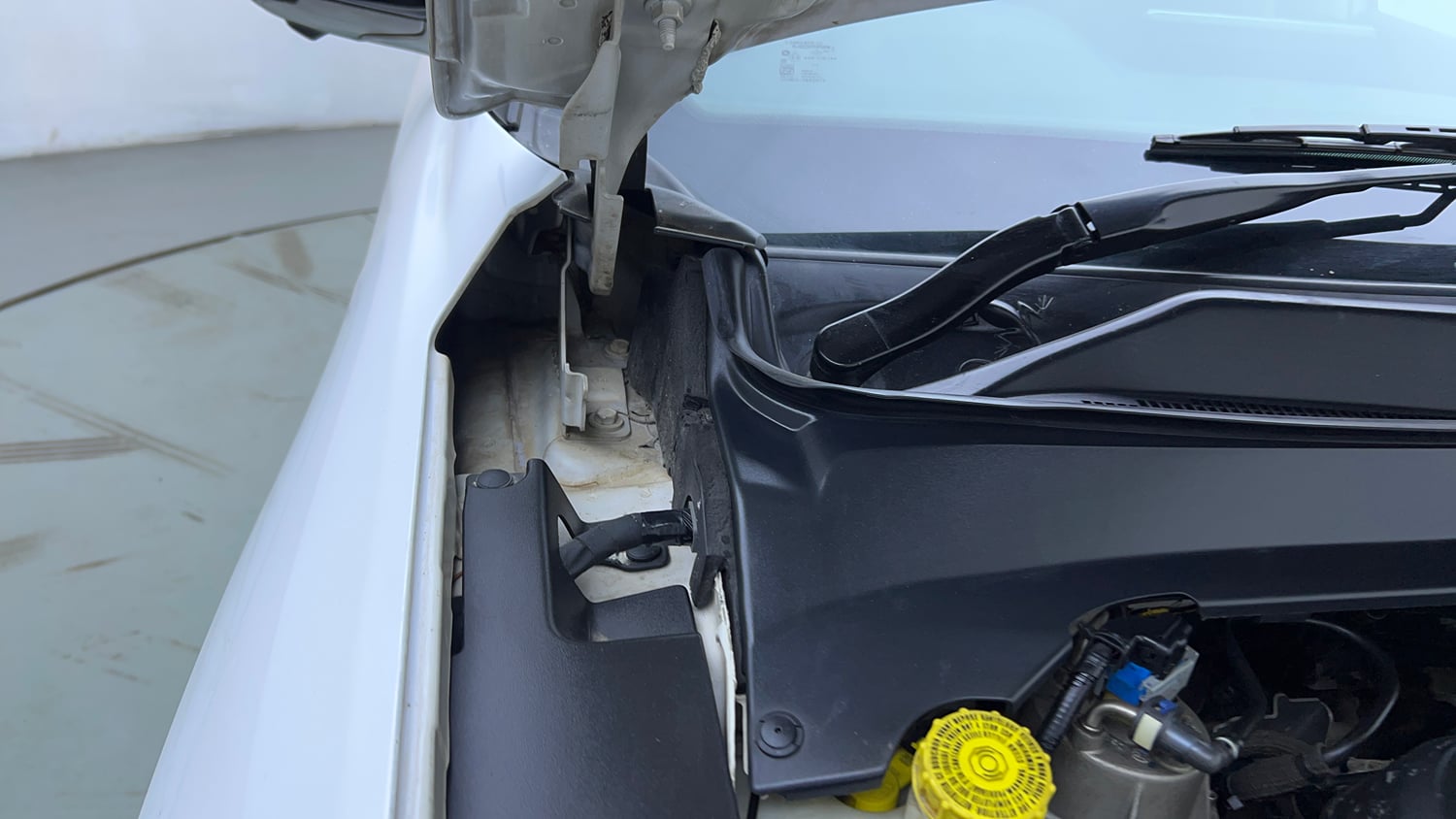 Used 2022 Jeep Meridian Limited (O) 4X2 AT Diesel Automatic engine ENGINE RIGHT SIDE HINGE & APRON VIEW