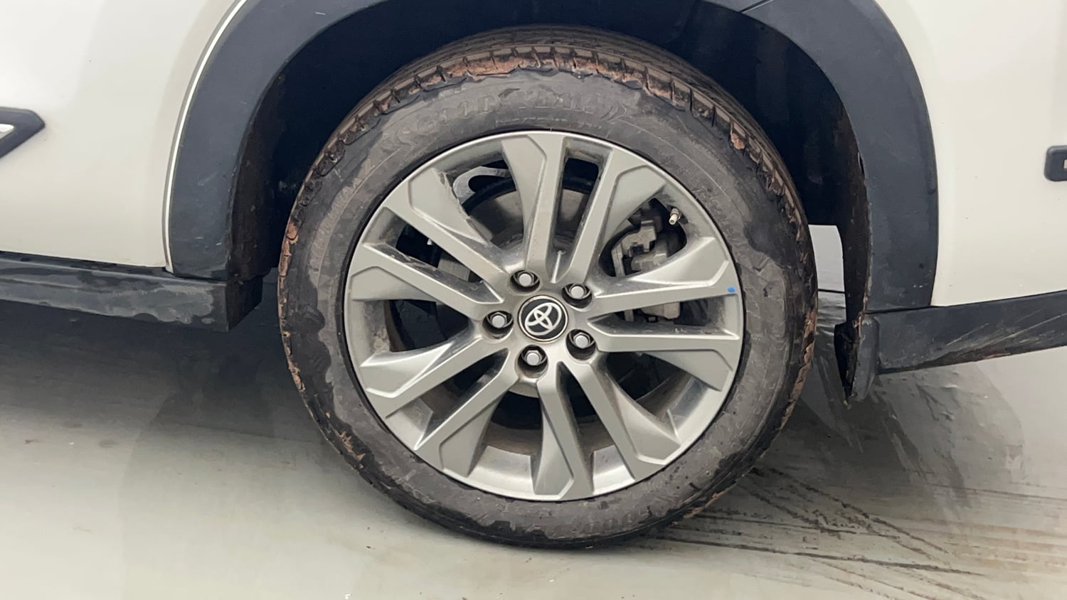 Used 2024 Toyota Innova Hycross ZX Hybrid 7 STR Hybrid Automatic tyres LEFT REAR TYRE RIM VIEW