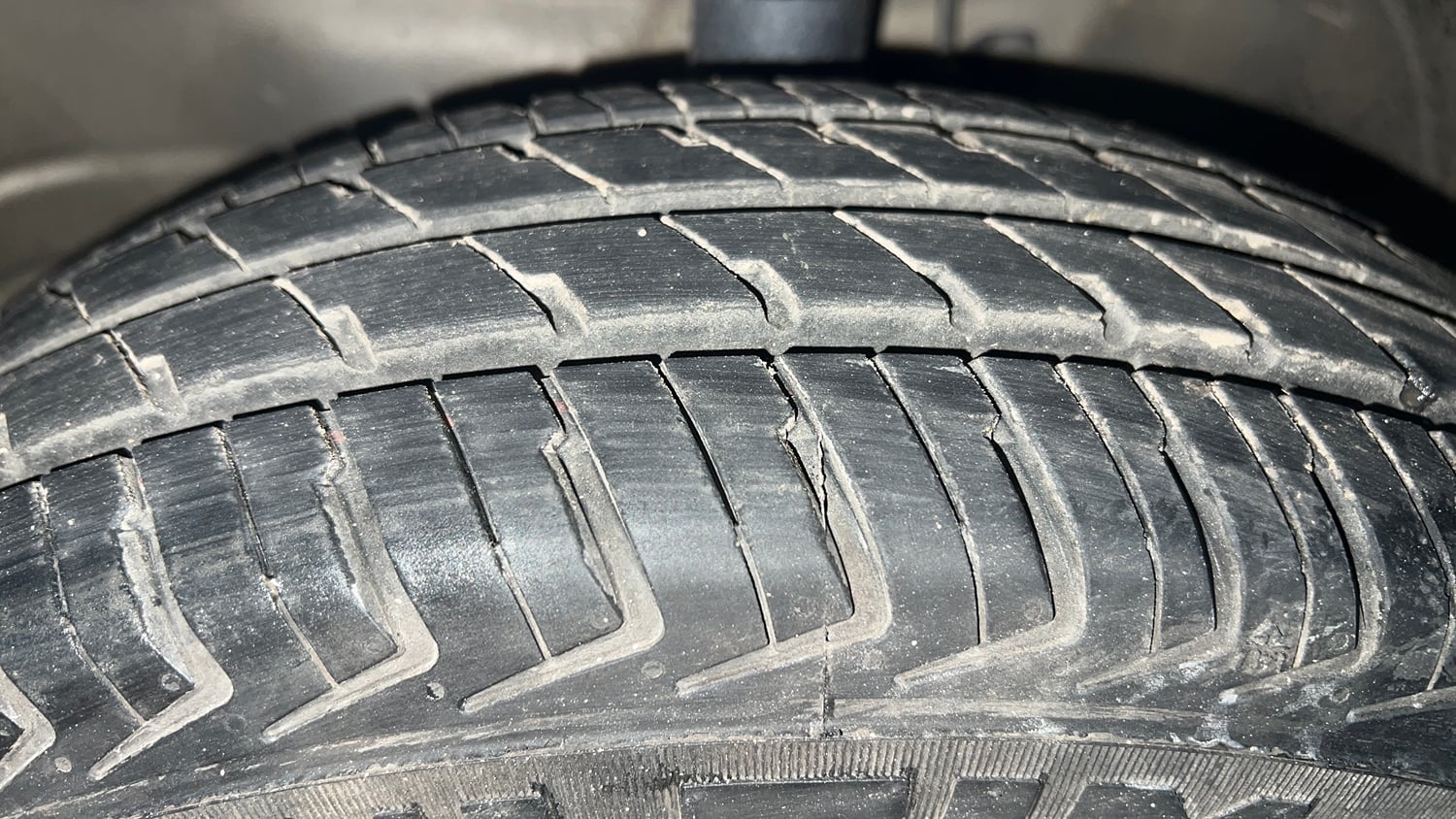Used 2013 Maruti Suzuki Wagon R LXI Petrol Manual tyres LEFT FRONT TYRE TREAD VIEW