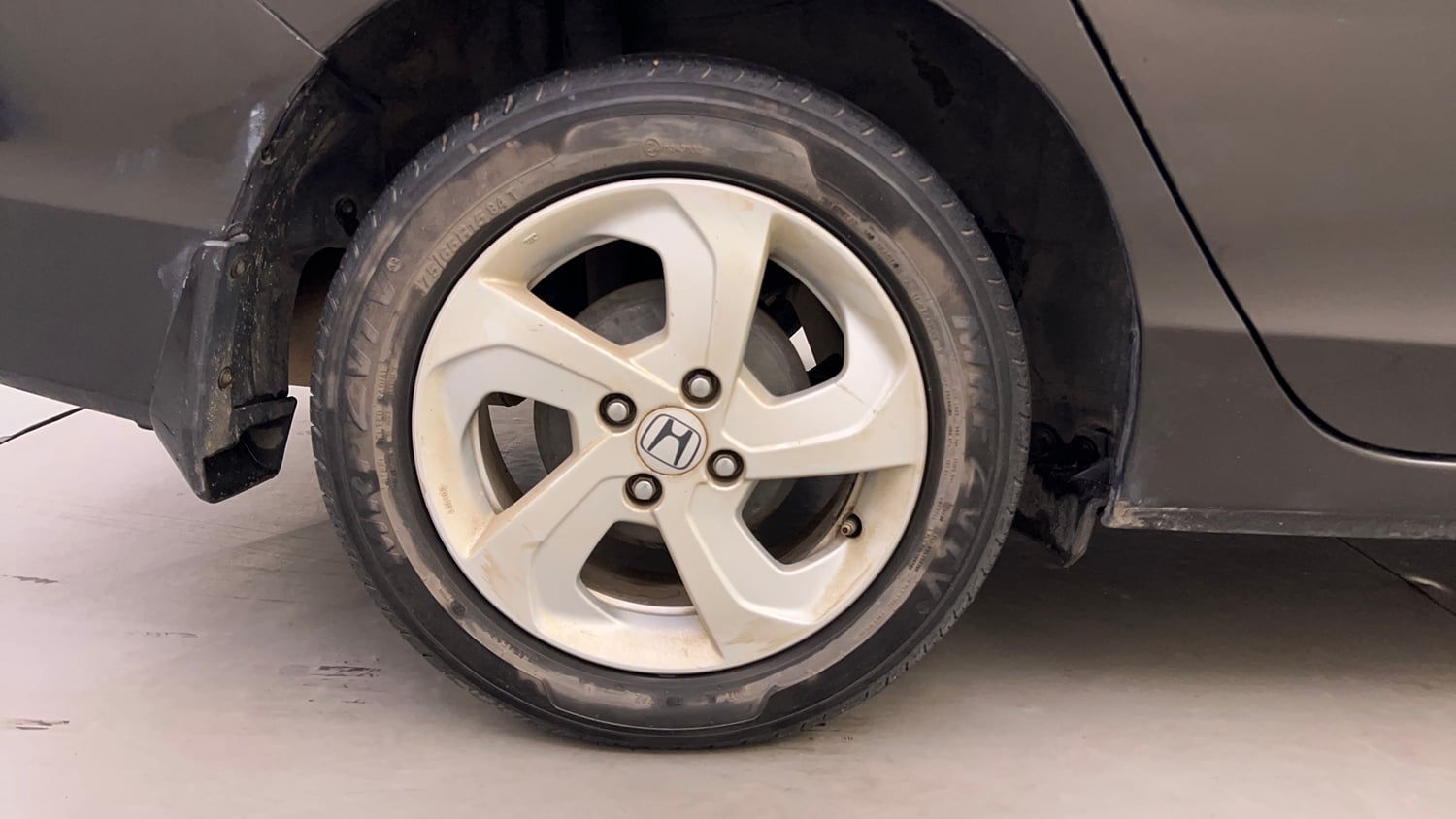 Used 2015 Honda City VX Petrol Manual tyres RIGHT REAR TYRE RIM VIEW