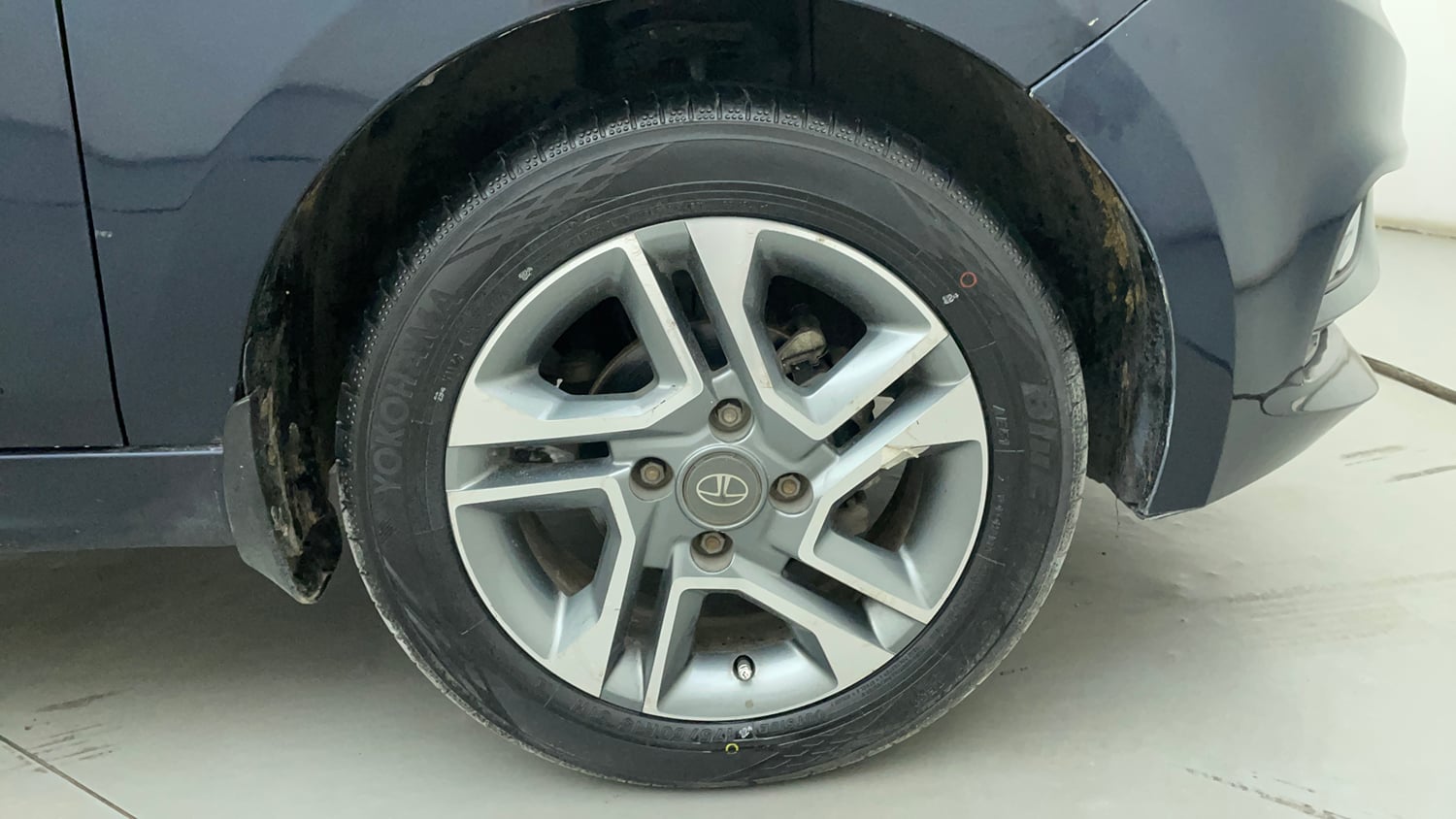 Used 2022 Tata Tigor XZ Plus Petrol Manual tyres RIGHT FRONT TYRE RIM VIEW