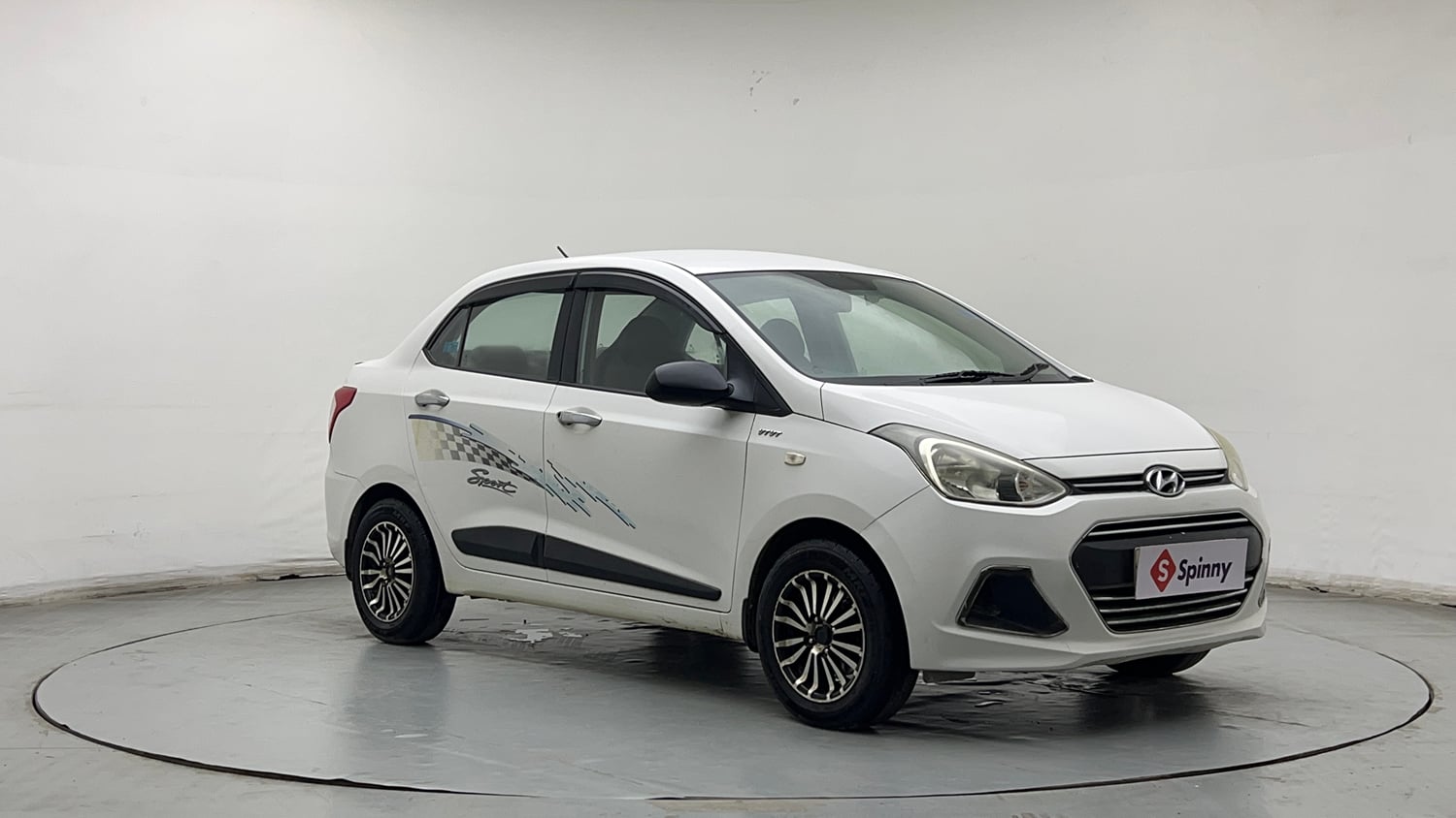 Used 2017 Hyundai Xcent Base ABS 1.2 Petrol Manual exterior RIGHT FRONT CORNER VIEW