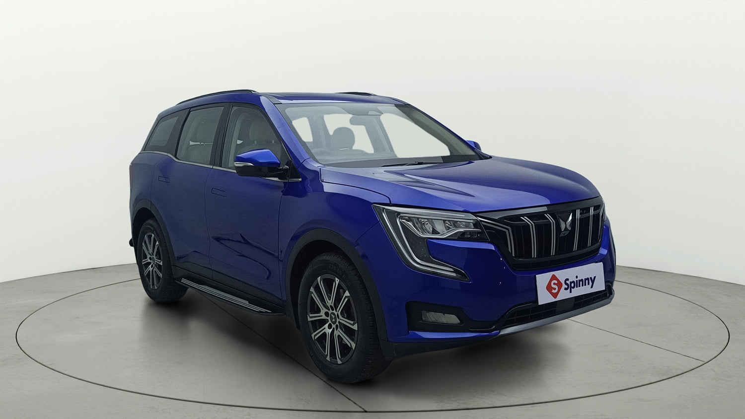 Used 2022 Mahindra XUV700 AX 7 Petrol AT 7 STR Petrol Automatic exterior RIGHT FRONT CORNER VIEW