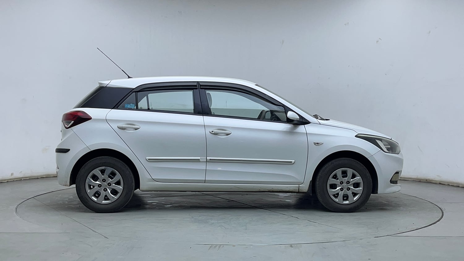 Used 2015 Hyundai Elite i20 Magna 1.2 Petrol Manual exterior RIGHT SIDE VIEW