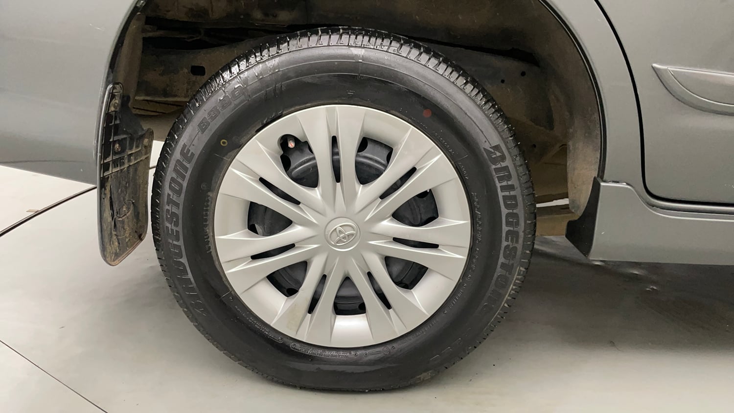 Used 2013 Toyota Innova 2.5 GX 8 STR BS-III Diesel Manual tyres RIGHT REAR TYRE RIM VIEW