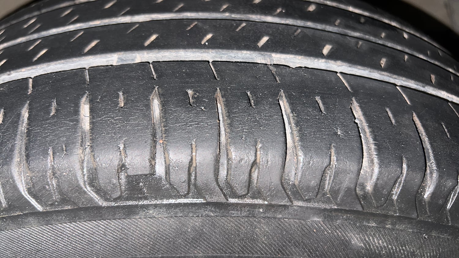 Used 2021 Maruti Suzuki XL6 Alpha MT Petrol Petrol Manual tyres RIGHT FRONT TYRE TREAD VIEW