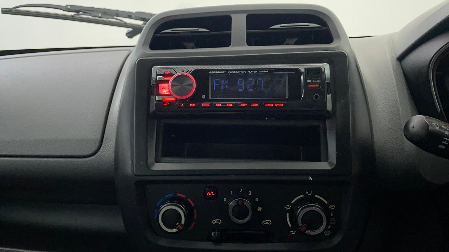 Used 2017 Renault Kwid RXT Petrol Manual interior MUSIC SYSTEM & AC CONTROL VIEW
