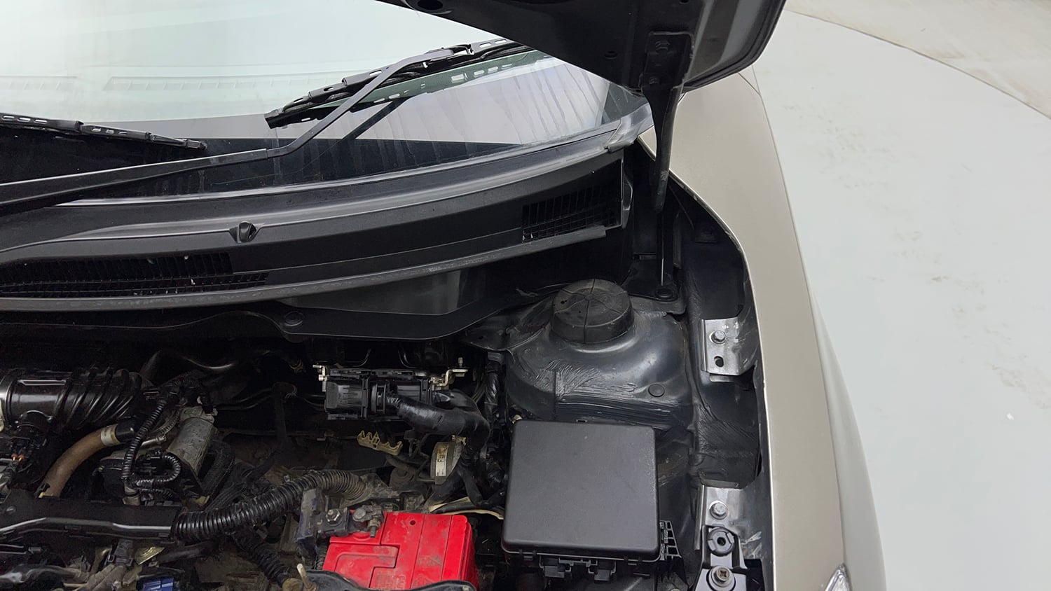 Used 2019 Maruti Suzuki Dzire VXi Petrol Manual engine ENGINE LEFT SIDE HINGE & APRON VIEW