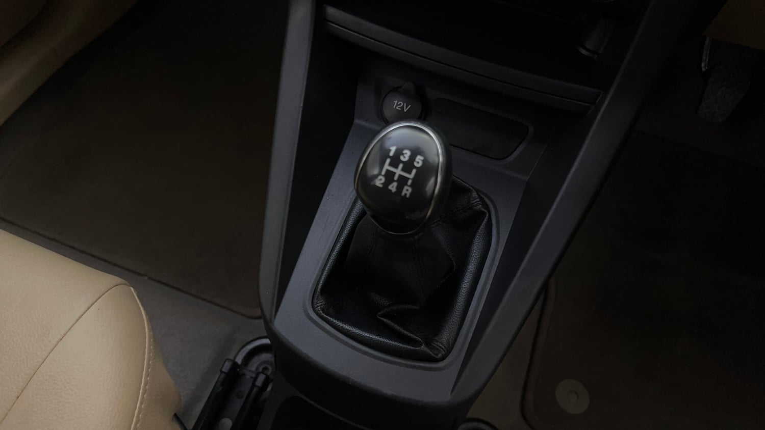 Used 2016 Ford Figo Aspire Titanium 1.2 Ti-VCT Petrol Manual interior GEAR  KNOB VIEW