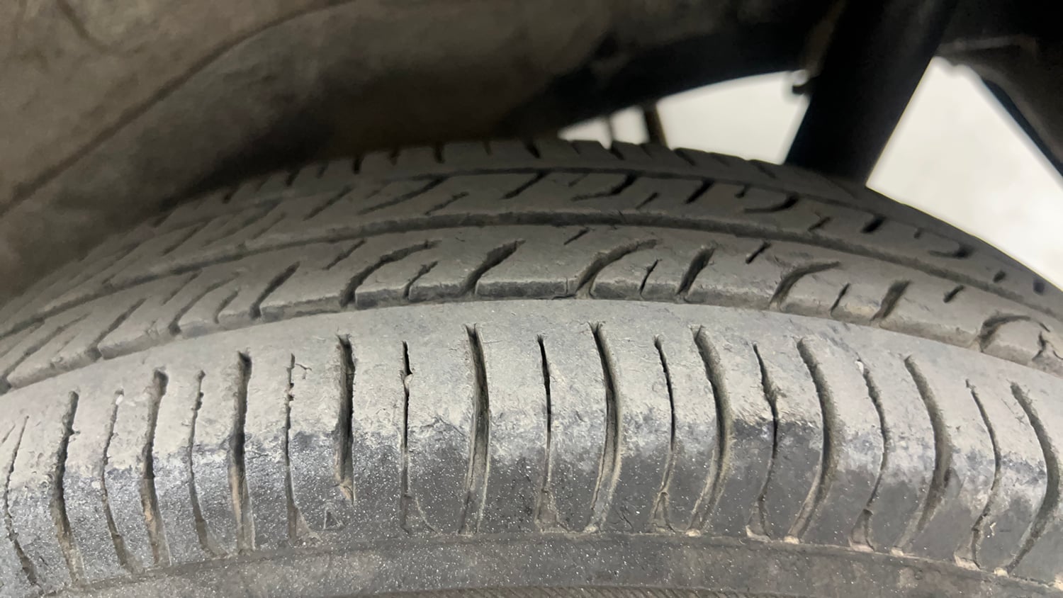 Used 2013 Maruti Suzuki Wagon R LXI CNG Cng Manual tyres LEFT REAR TYRE TREAD VIEW