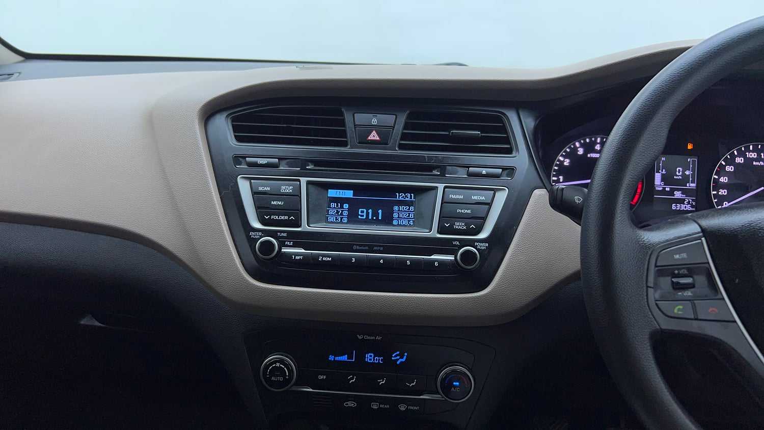 Used 2016 Hyundai Elite i20 Sportz 1.2 Petrol Manual top_features Integrated (in-dash) music system