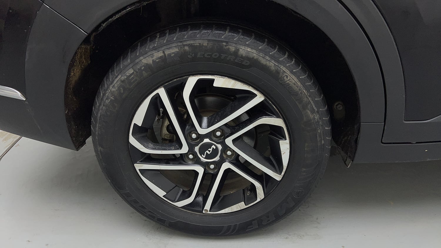 Used 2022 Kia Carens Luxury Plus 1.5 Diesel AT 7 STR Diesel Automatic tyres RIGHT REAR TYRE RIM VIEW