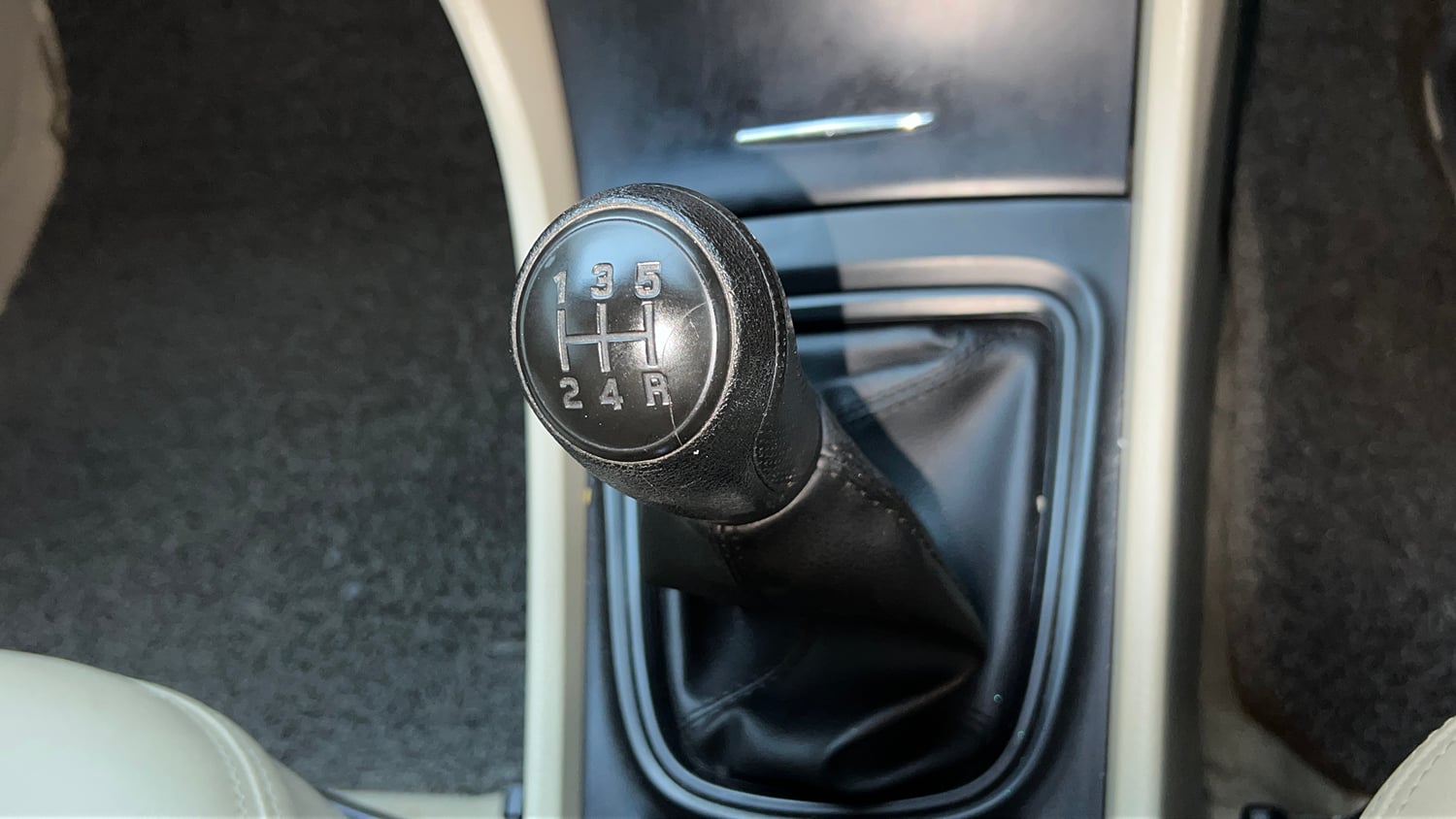 Used 2019 Maruti Suzuki Ciaz Sigma Hybrid 1.5 Petrol Manual interior GEAR  KNOB VIEW