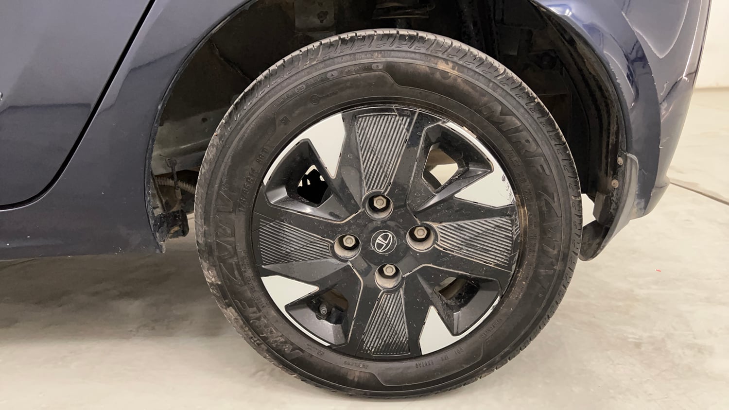 Used 2025 Tata Tiago XTA Petrol Automatic tyres LEFT REAR TYRE RIM VIEW