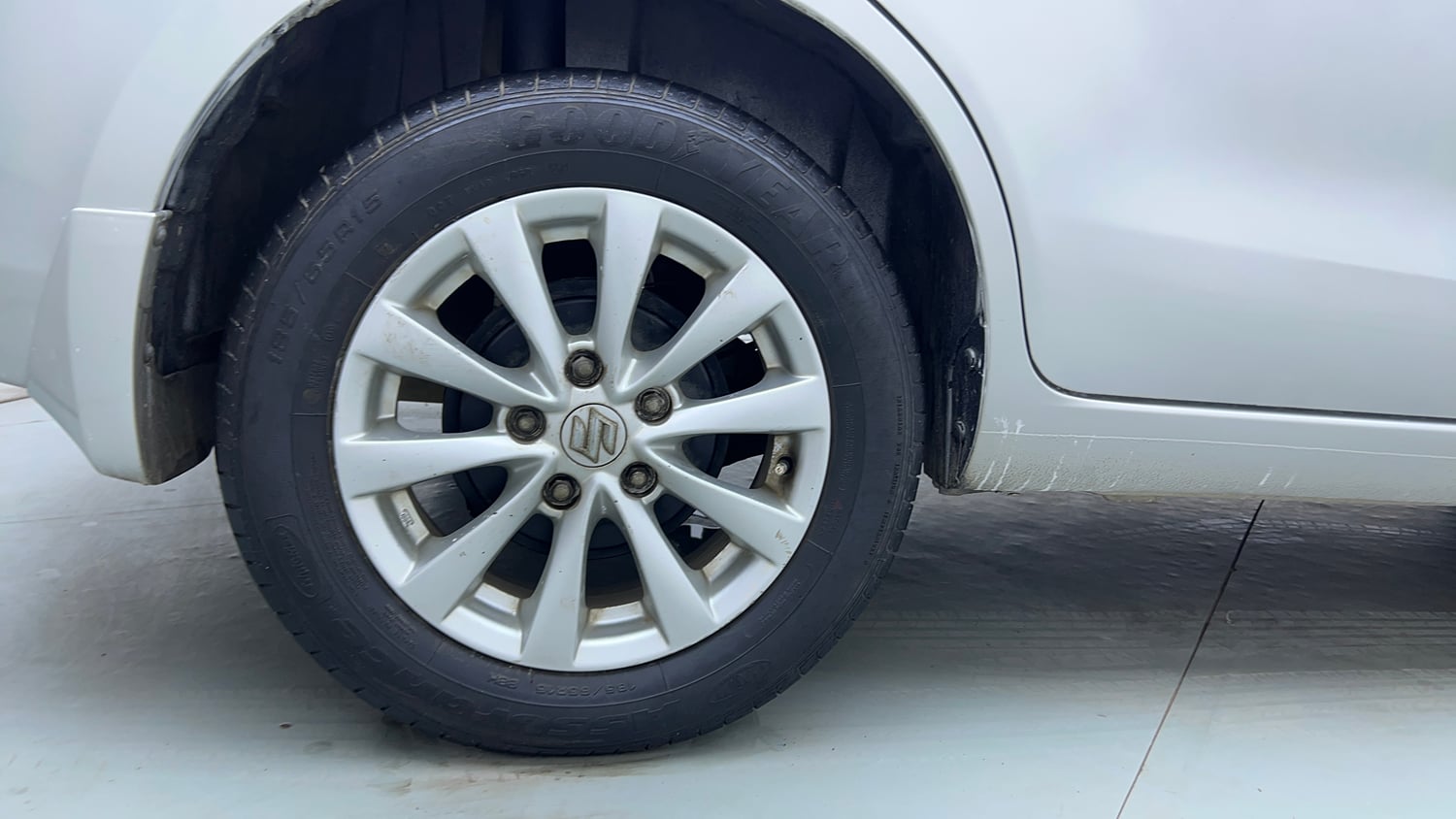 Used 2015 Maruti Suzuki Ertiga ZXi Petrol Manual tyres RIGHT REAR TYRE RIM VIEW