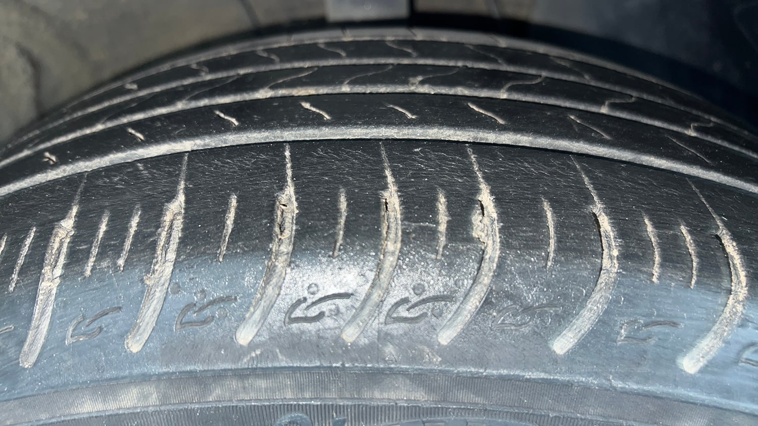 Used 2022 Kia Carens Luxury Plus 1.5 Diesel AT 7 STR Diesel Automatic tyres RIGHT FRONT TYRE TREAD VIEW