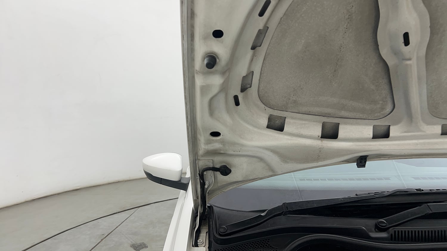 Used 2017 Volkswagen Vento Allstar 1.6 (P) Petrol Manual engine ENGINE RIGHT SIDE HINGE & APRON VIEW