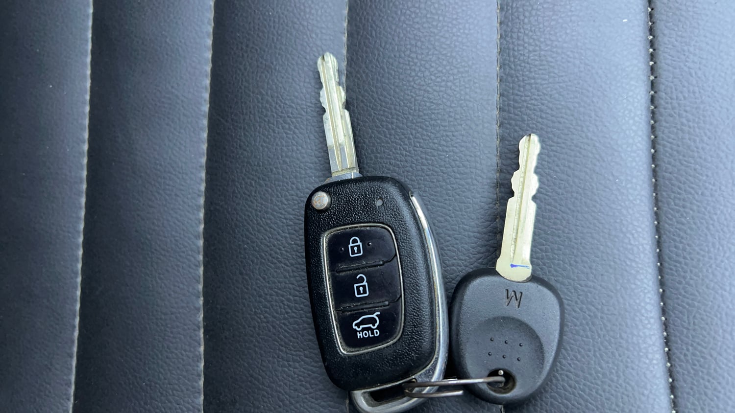 Used 2016 Hyundai Elite i20 Sportz 1.2 Petrol Manual extra CAR KEY VIEW
