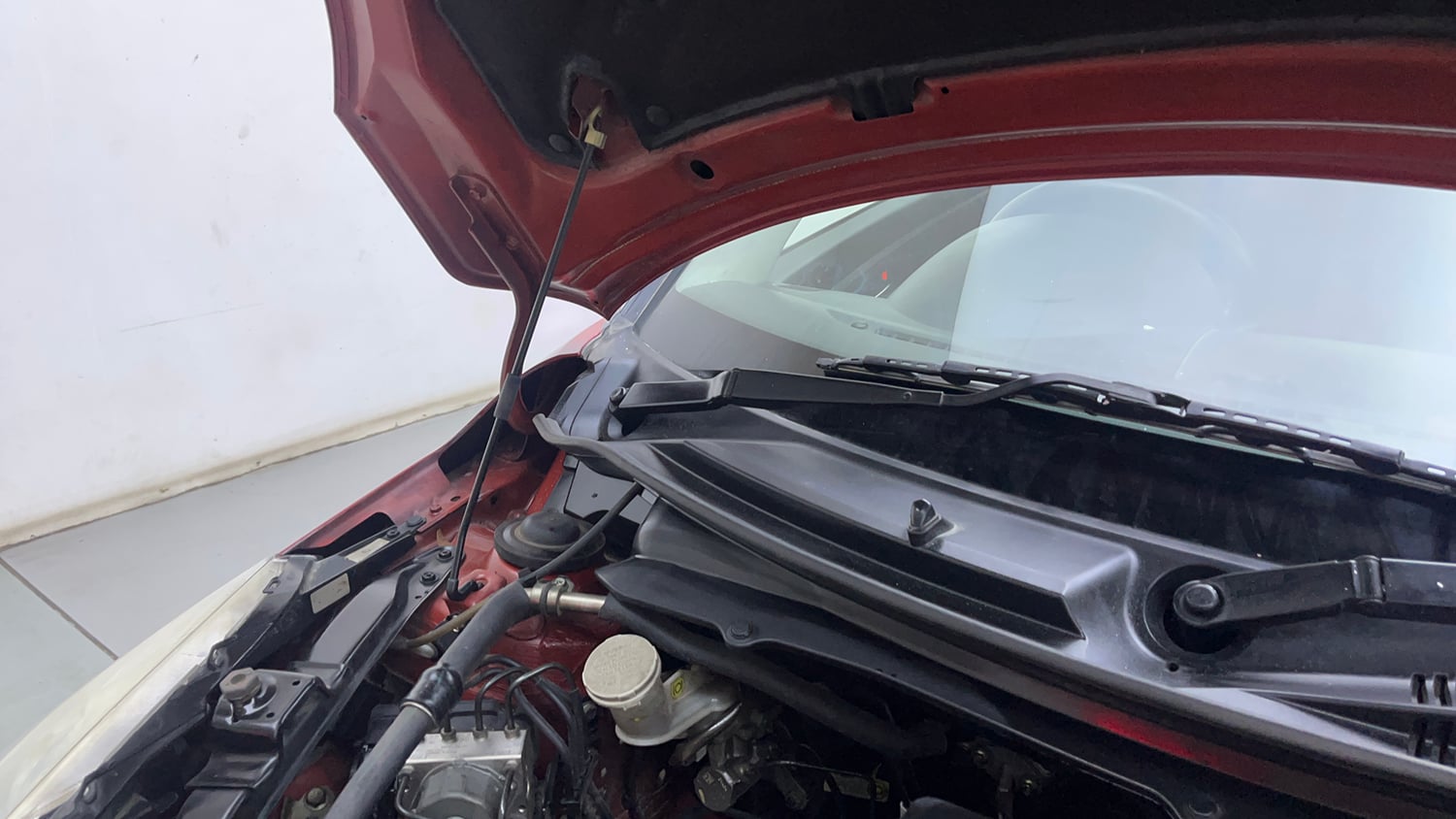 Used 2014 Maruti Suzuki Swift ZXi Petrol Manual engine ENGINE RIGHT SIDE HINGE & APRON VIEW