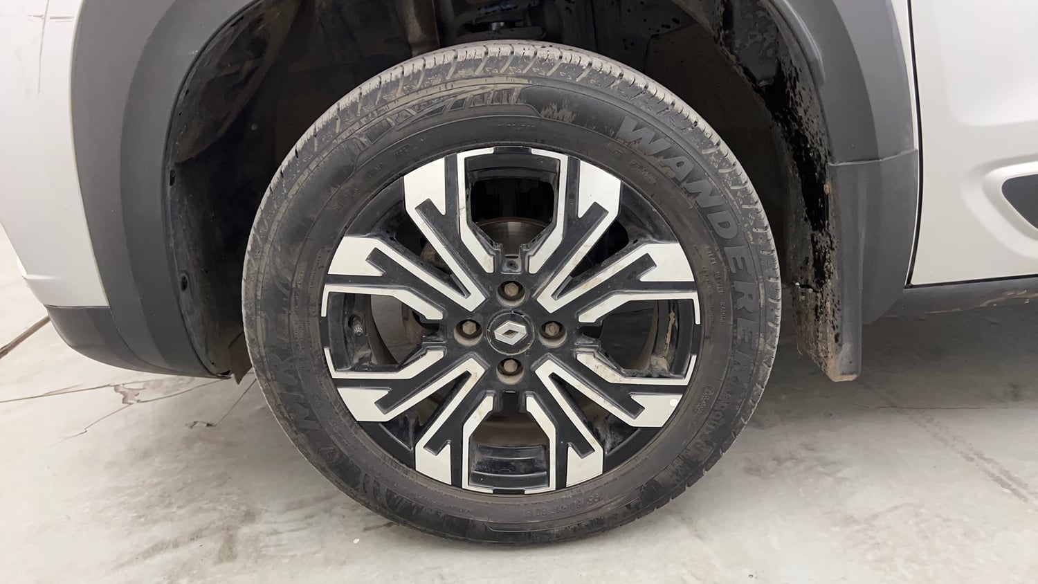 Used 2021 Renault Kiger RXZ MT Petrol Manual tyres LEFT FRONT TYRE RIM VIEW
