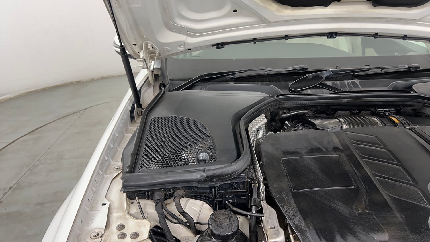 Used 2022 Mercedes-Benz E-Class E 220d Exclusive Diesel Automatic engine ENGINE RIGHT SIDE HINGE & APRON VIEW