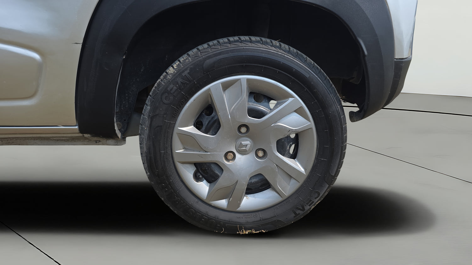Used 2021 Renault Kwid RXT 1.0 Opt Petrol Manual tyres LEFT REAR TYRE RIM VIEW