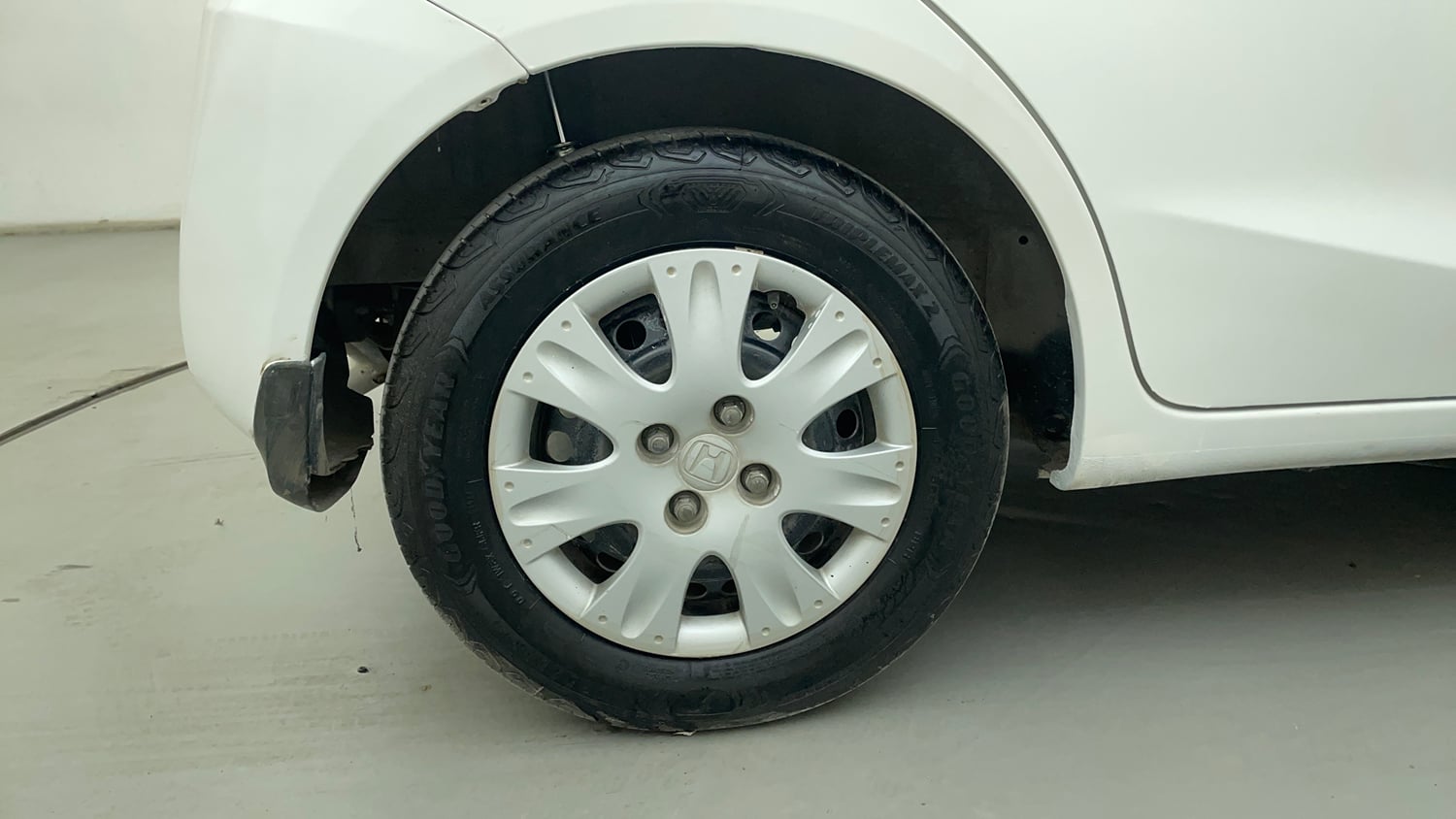 Used 2014 Honda Brio S MT Petrol Manual tyres RIGHT REAR TYRE RIM VIEW