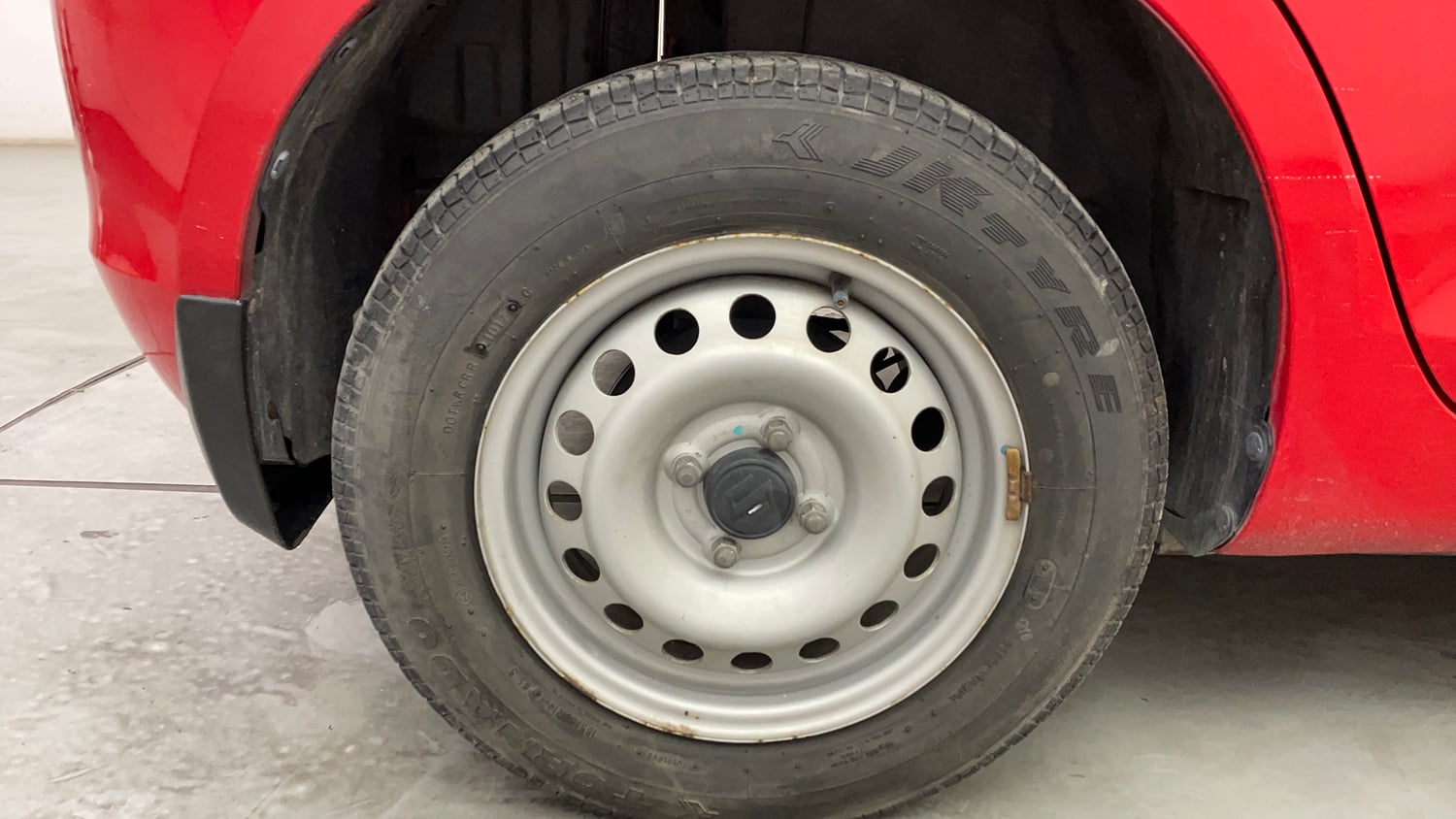 Used 2017 Maruti Suzuki Swift Lxi ABS (O) Petrol Manual tyres RIGHT REAR TYRE RIM VIEW