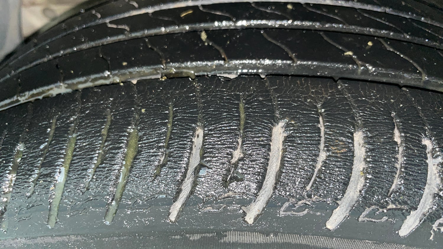 Used 2021 Mahindra XUV 300 W8 1.2 Petrol Petrol Manual tyres LEFT FRONT TYRE TREAD VIEW