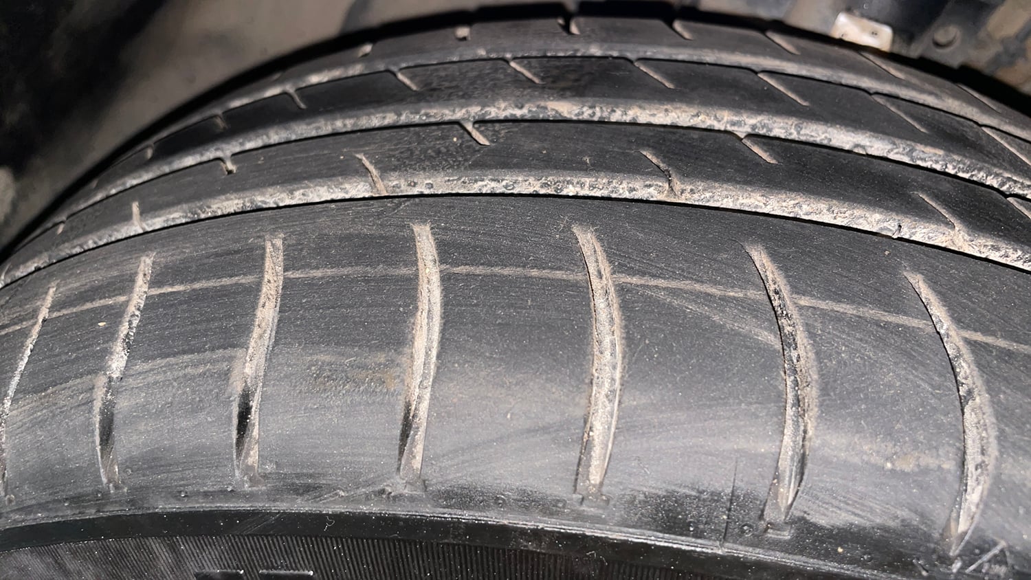 Used 2014 Volkswagen Polo Comfortline 1.2L (P) Petrol Manual tyres LEFT FRONT TYRE TREAD VIEW