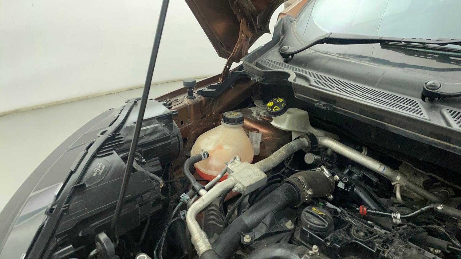Used 2019 Ford EcoSport Titanium + 1.5L TDCi Diesel Manual engine ENGINE RIGHT SIDE HINGE & APRON VIEW