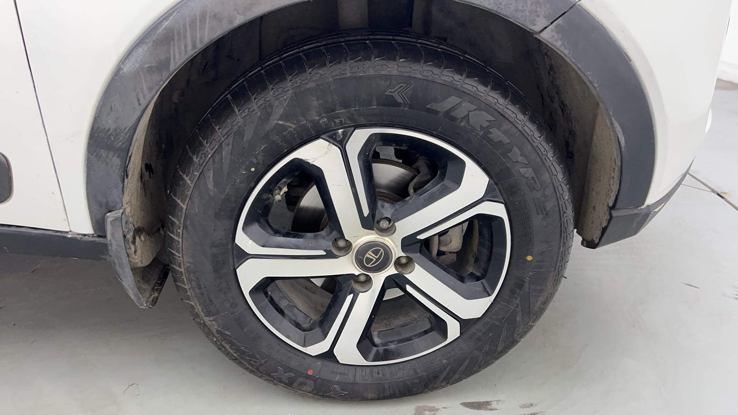 Used 2021 Tata Nexon XZA Plus Diesel Diesel Automatic tyres RIGHT FRONT TYRE RIM VIEW