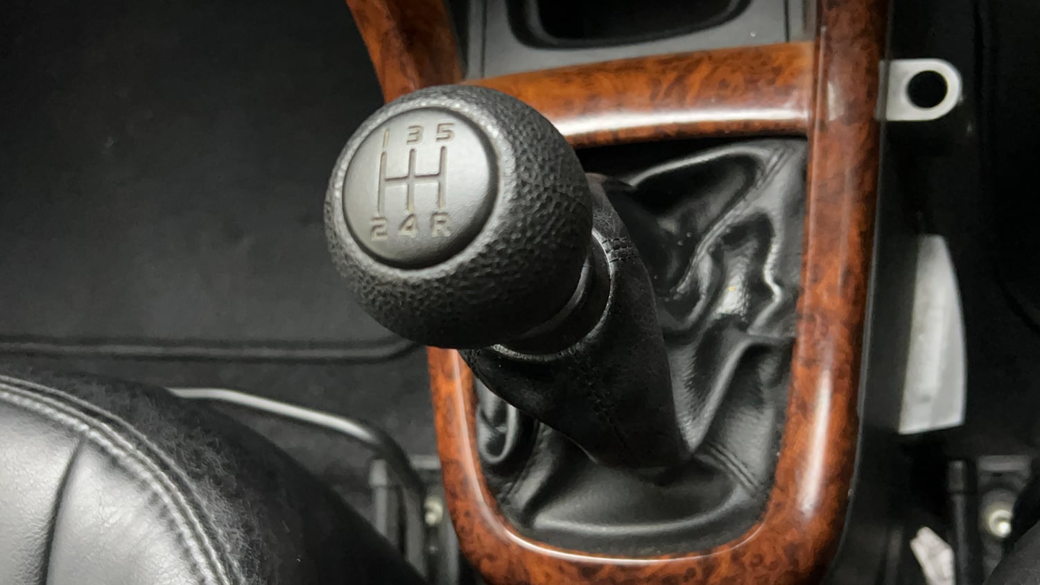 Used 2017 Maruti Suzuki Swift Lxi (O) Petrol Manual interior GEAR  KNOB VIEW