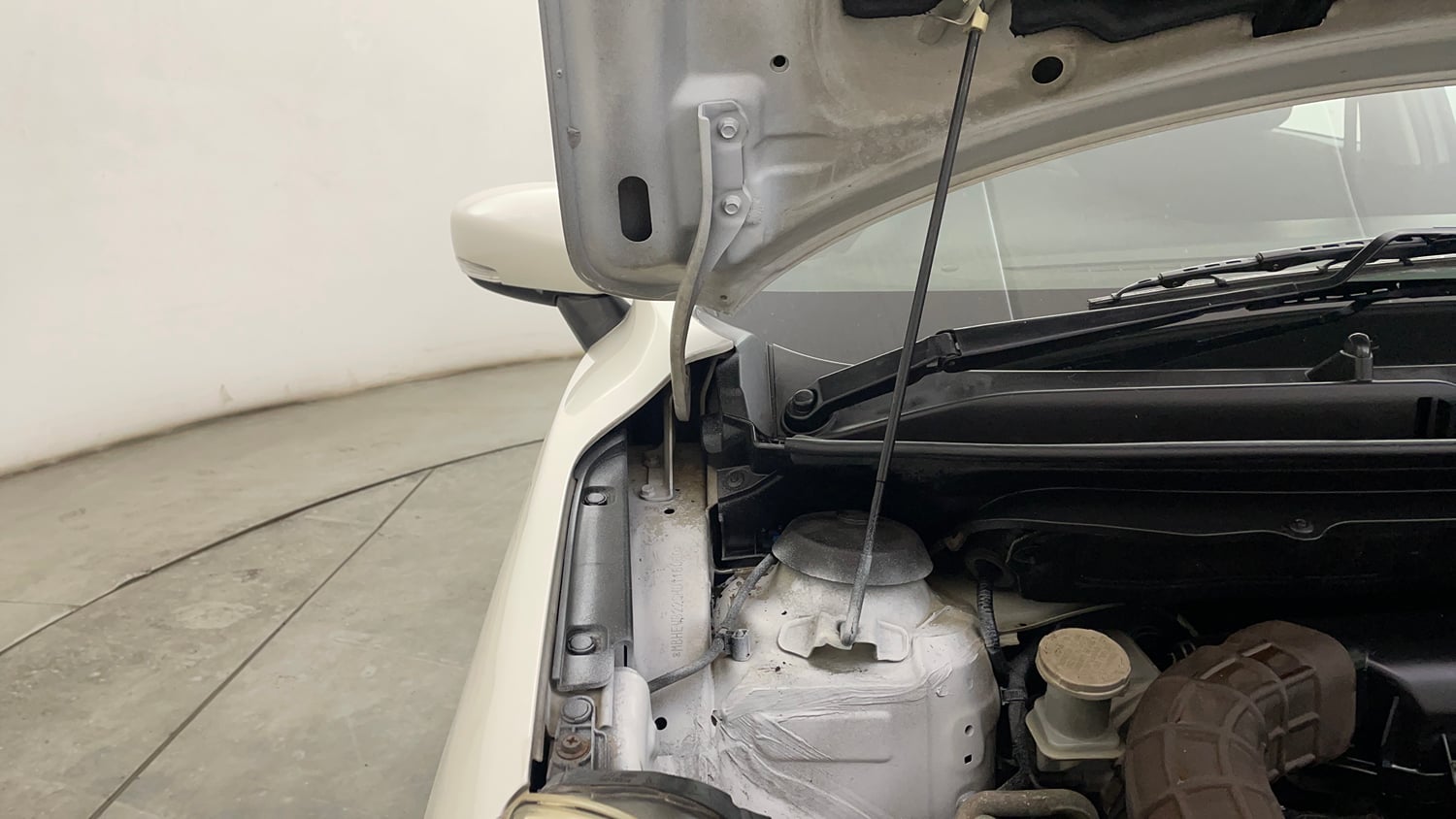 Used 2017 Maruti Suzuki Baleno Delta 1.2 Petrol Manual engine ENGINE RIGHT SIDE HINGE & APRON VIEW