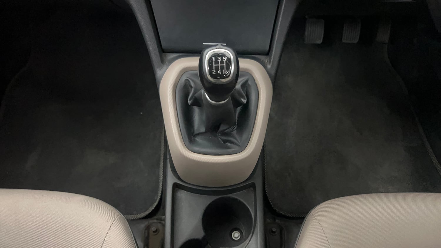 Used 2016 Hyundai Xcent SX 1.2 (O) Petrol Manual interior GEAR  KNOB VIEW