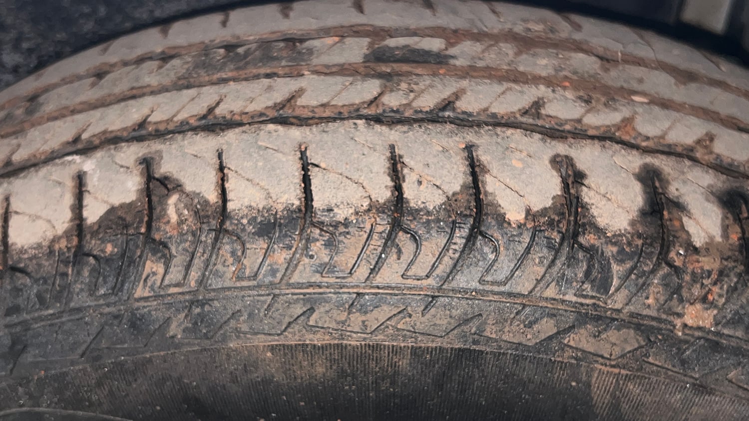 Used 2015 Maruti Suzuki Swift VXi Petrol Manual tyres LEFT REAR TYRE TREAD VIEW