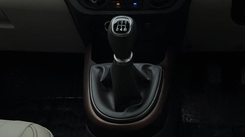 Used 2022 Hyundai Aura SX 1.2 CNG Cng Manual interior GEAR  KNOB VIEW
