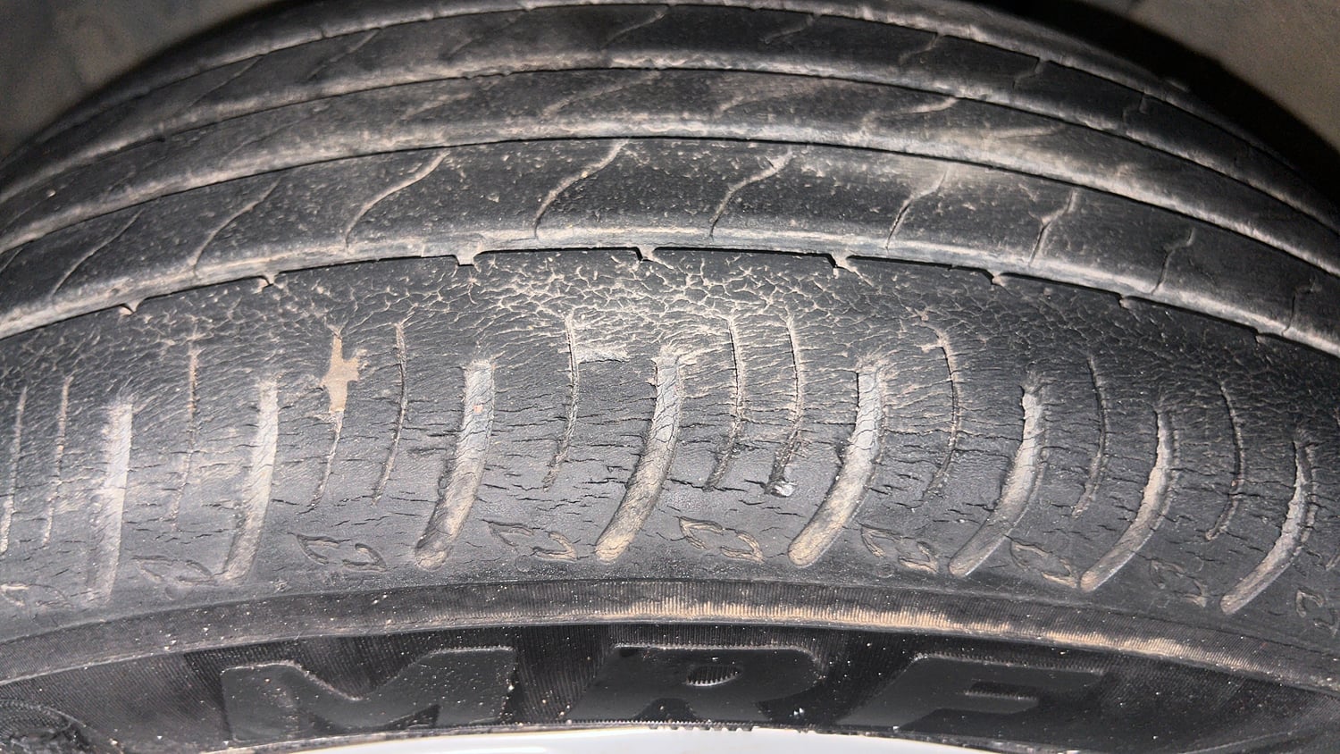 Used 2021 Renault Kiger RXT 1.0 Turbo MT Dual Tone Petrol Manual tyres LEFT FRONT TYRE TREAD VIEW