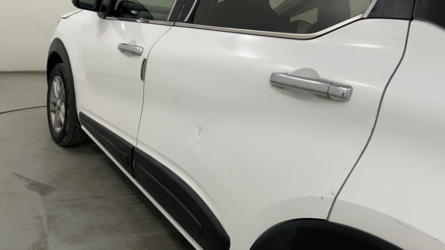 Used 2022 Renault Triber RXZ Petrol Manual dents MINOR DENT